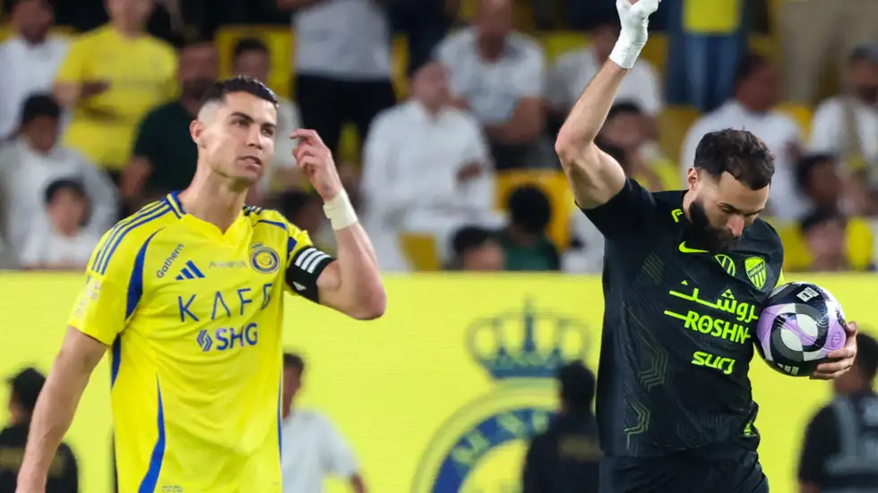 كواليس مثيرة ..  رسالة استفزاز من بنزيما وراء انفجار غضب رونالدو