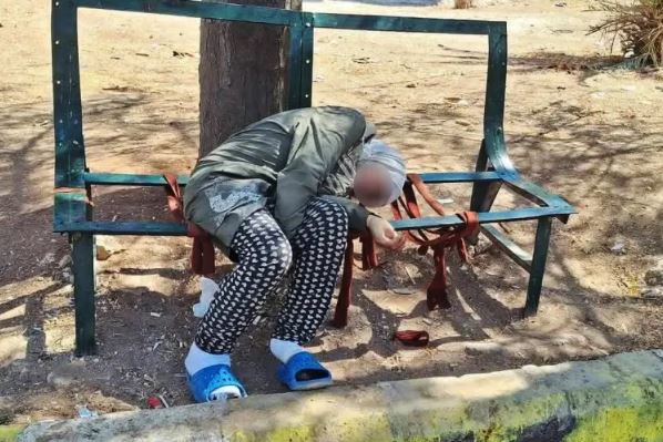 صورة امرأة تفارق الحياة وحيدة على مقعد حديقة بحلب تهز منصات التواصل