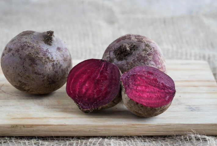 6 آثار جانبية لتناول الشمندر النيئ