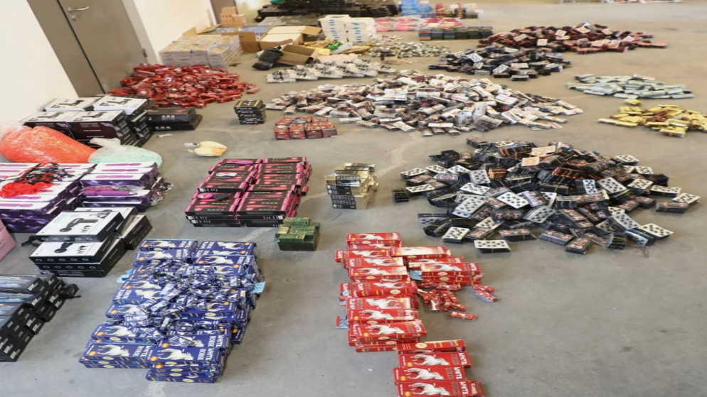 "الجمارك" تضبط كميات كبيرة من المواد المهربة ومنتهية الصلاحية