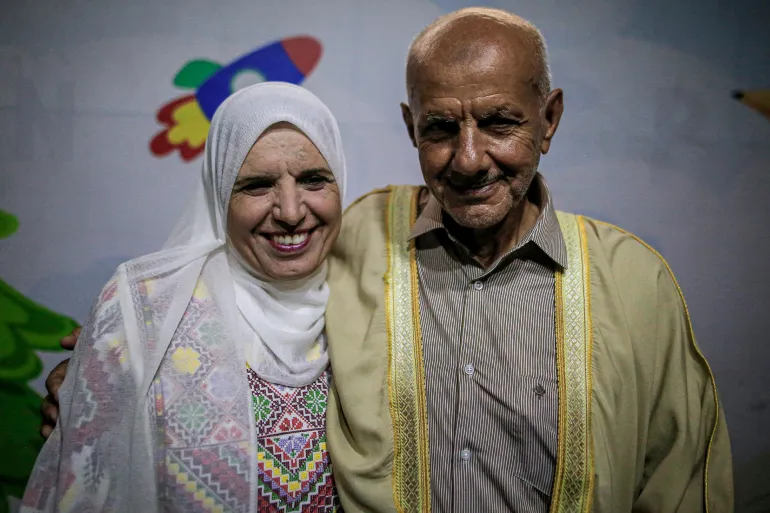 عريس بعمر 79 وعروسه 59 ..  زفاف غير مألوف داخل دار للمسنين في غزة