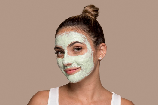 الماسك الورقي أم القناع الطيني؟ اكتشفي أيّهما يمنحكِ نضارة فورية حقيقية