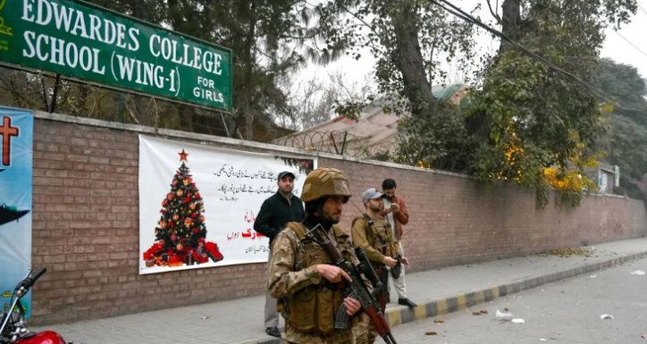 السلطات الباكستانية تخلي مخيماً للاجئين بعد هجوم على سيارة شرطة