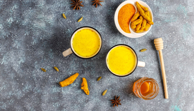 أسرار استخدام قناع الكركم والعسل لتوحيد لون البشرة 