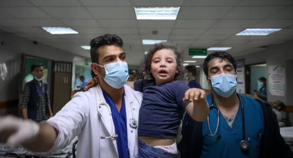 أطباء مُجوَّعون ..  ملحمة إنقاذ حياة من العدم في غزة  