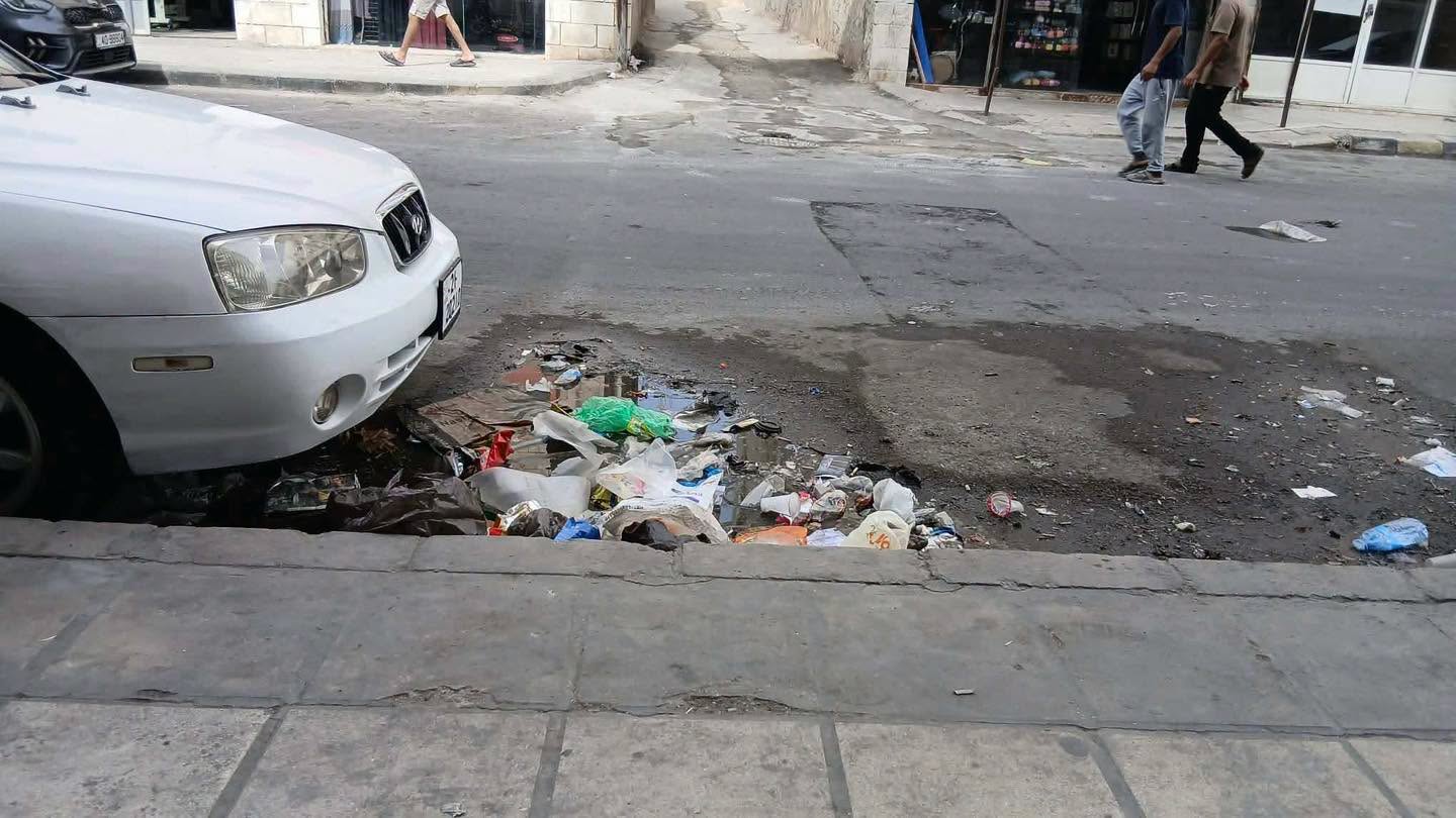 أهالي أبو علندا يشتكون من تردّي النظافة في الشارع المؤدي إلى كهف أهل الكهف ..  أين الجهات المسؤولة؟