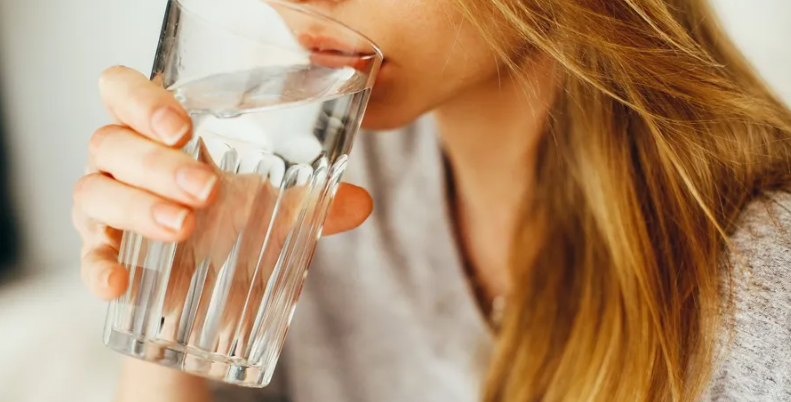 خلال موجات الحر ..  ما كمية الماء التي يجب شربها؟