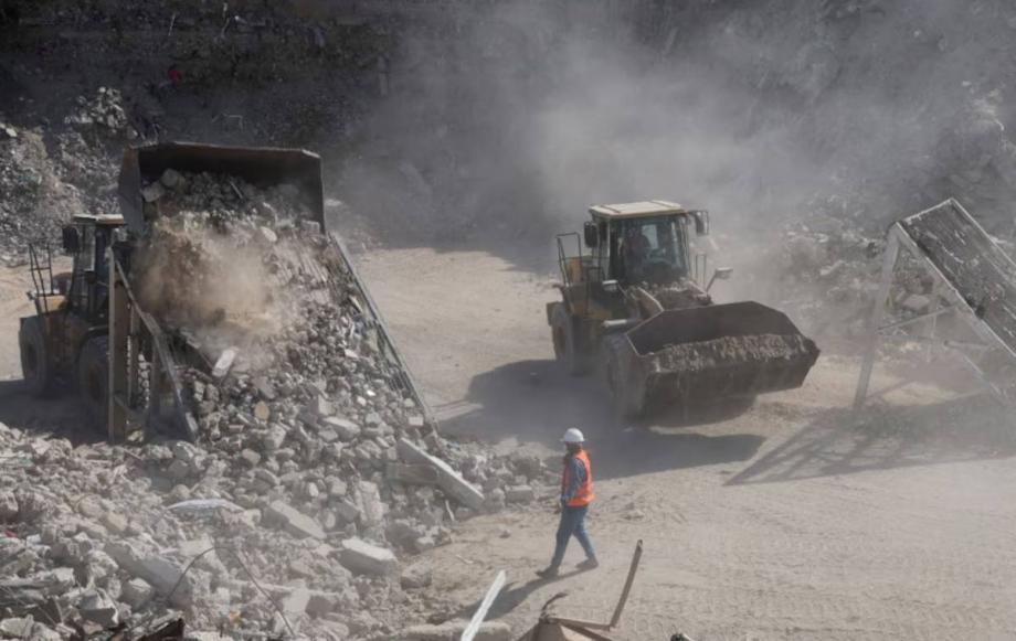 فلسطينيُّون يستخدمون أنقاض غزَّة لإصلاح الشَّوارع مع تعثُّر الإعمار 