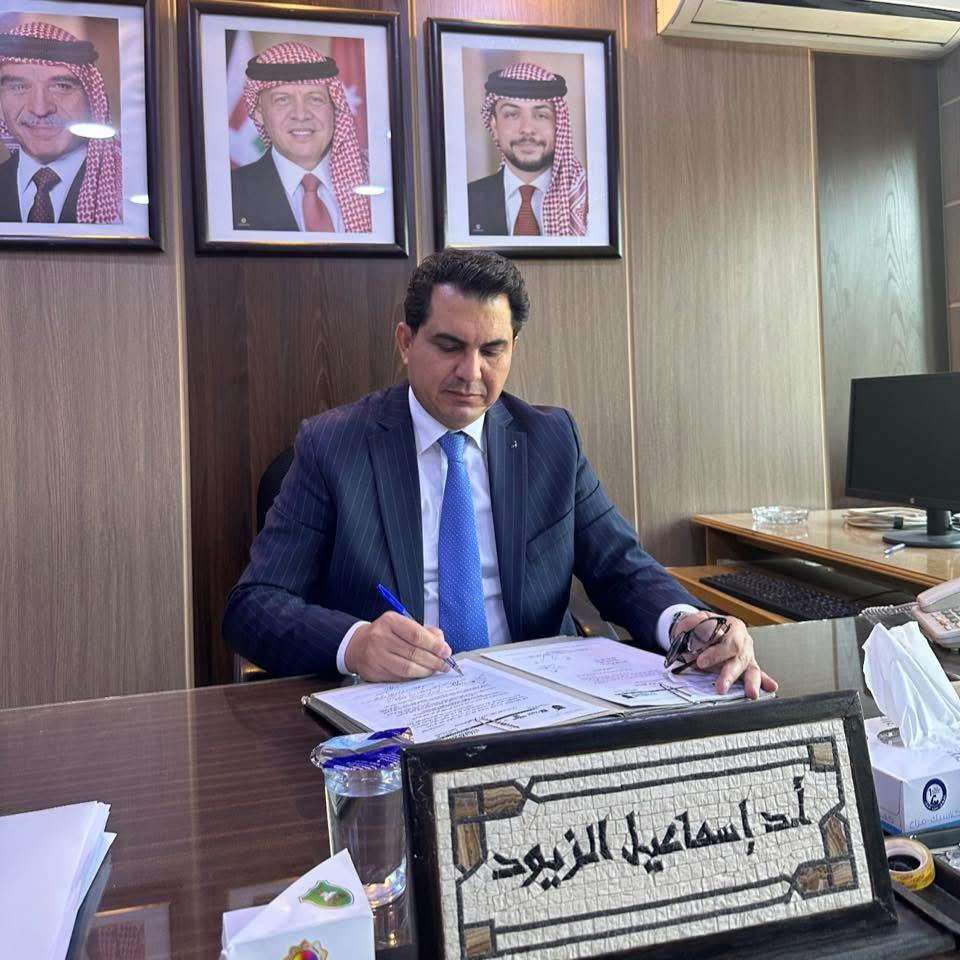 الدكتور الزيود يكتب:  حينما يخجلك ما يكتبه بعضهم تزلّفا