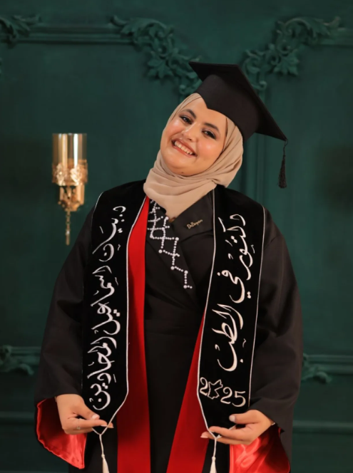 الدكتوره بيان إسماعيل محادين  ..  مبارك التخرج من كلية الطب