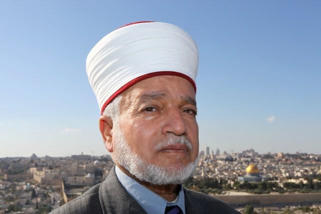 الاحتلال يصدر قرارا بإبعاد مفتي القدس 6 أشهر عن المسجد الأقصى المبارك