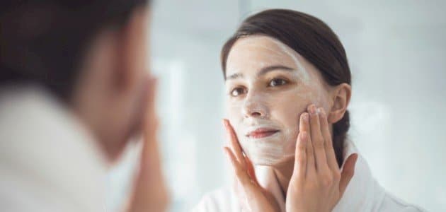 أفضل أنواع الغسول الطبيعي للبشرة الدهنية: تنظيف عميق من دون تجفيف