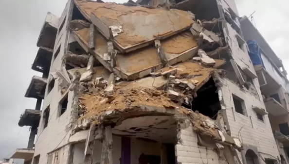 انهيار مبنيين متضررين من قصف "إسرائيلي" سابق بمدينة غزة 