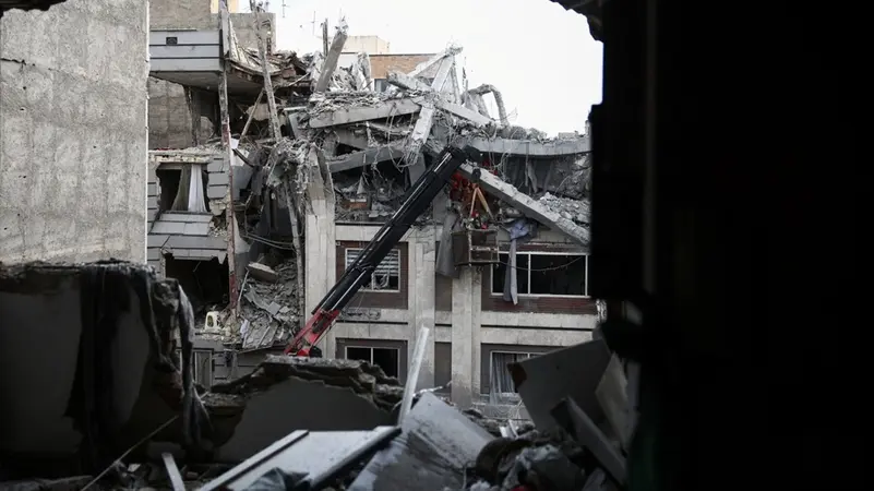 الحرب تدخل شهرها الثاني ..  انفجارات في إيران ورصد صواريخ بسماء إسرائيل