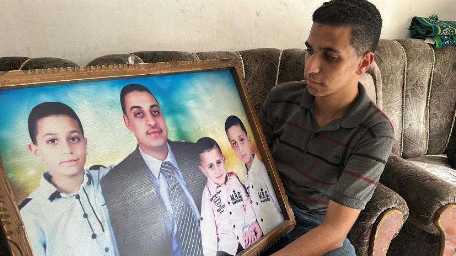 وسيم تمراز  ..  ناجٍ من مجزرة إسرائيلية يبحث عن رفات أسرته  