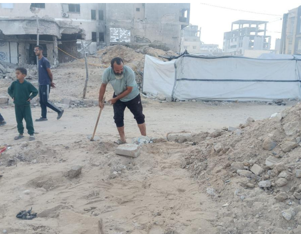 بـ"كريك" و"طُرية" ..  نازحو غزة يزيحون الركام بحثا عن مأوى 