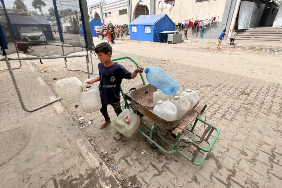رحلة يومية قاسية بحثًا عن الماء في غزة 