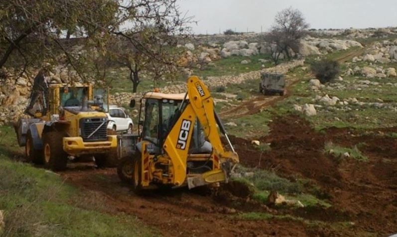 الاحتلال يجرف أراضي الفلسطينيين شرق الخليل
