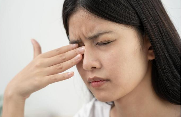 عادة يومية بسيطة تخفّف من تهيّج العينين الناتج عن الحساسية الموسمية