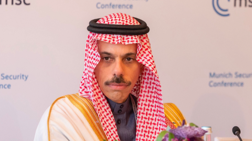 وزير الخارجية السعودي يبحث مع نظيريه الهندي والباكستاني تهدئة التوترات