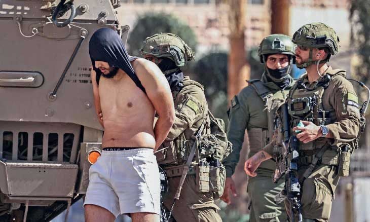 جيش الاحتلال يعتقل 35 فلسطينيا في الضفة الغربية 