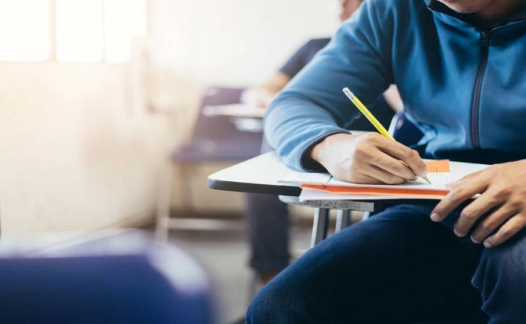 شحادة: الانتهاء من تصحيح دفاتر مبحثي اللغتين "الإنجليزية العربية"