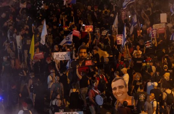 عائلات الأسرى "الإسرائيليين" تدعو لمظاهرات في تل أبيب والقدس