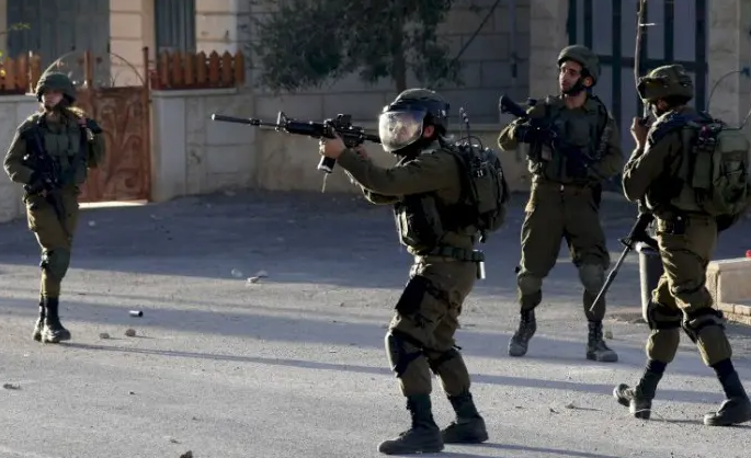 إصابة شابين برصاص الاحتلال شمال القدس المحتلة  