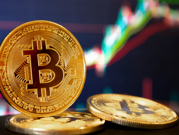 بتكوين تهبط لأقل من 90 ألف دولار