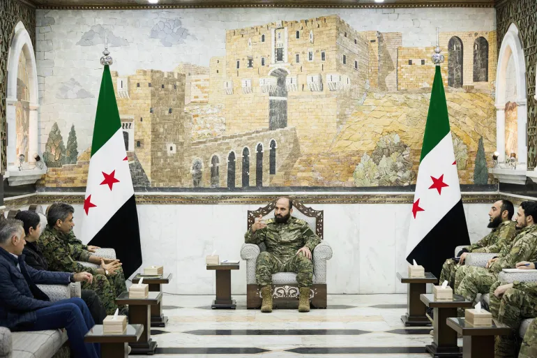 رئيس الأركان السوري يبحث مع قسد خطوات دمج قواتها في الجيش