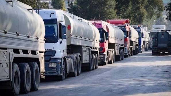 العراق يبدأ استيراد البنزين الأميركي برًا عبر سوريا بديلًا عن مضيق هرمز