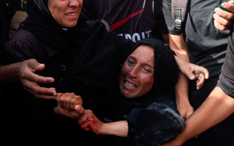 بالصور ..  مساعدات غزة طرود مخضبة بالدماء