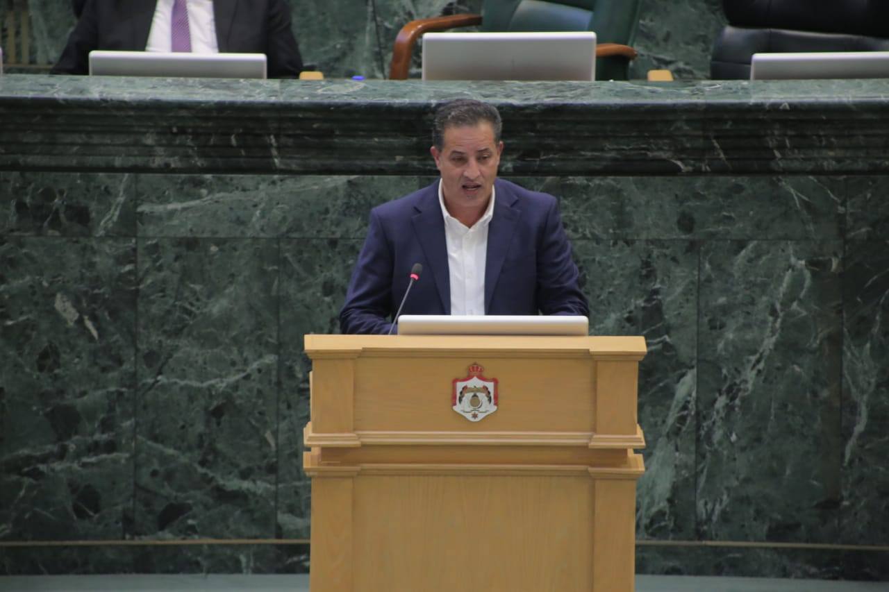 النائب الازايدة يطالب الحكومة بتثبيت عمال المياومة