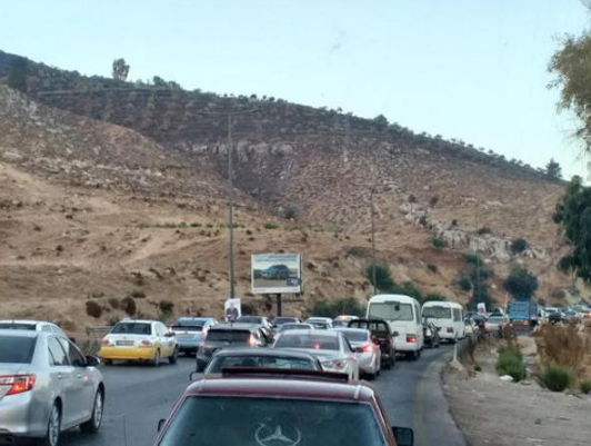 3 حوادث سير تتسبب بأزمة مرورية خانقة في طلوع سلحوب