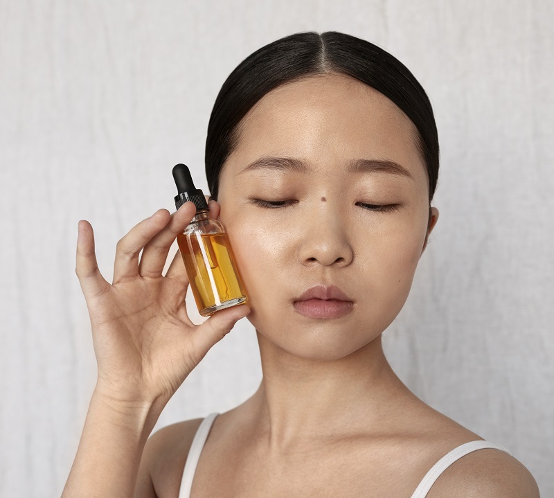 ما هي قاعدة 4-2-4 للعناية بالبشرة؟ الروتين الياباني الذكي لإشراقة طبيعية تدوم