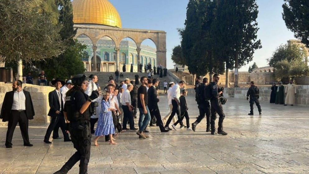 مستوطنون يؤدون طقوسا تلمودية عند أبواب المسجد الأقصى