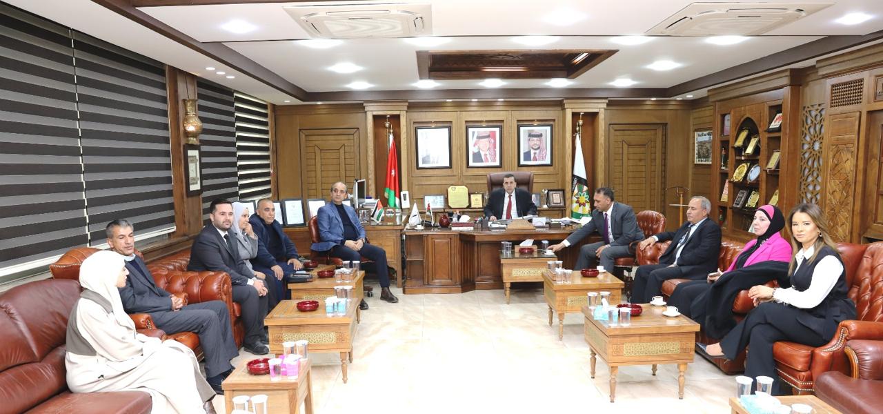 العجلوني يكرّم طلبة كلية الدراسات العليا الفائزين بجوائز صندوق الحسين للإبداع والتفوق 