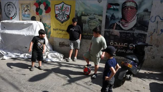 أمين منظمة التحرير الفلسطينية يصل لبنان لبحث "تسليم السلاح "