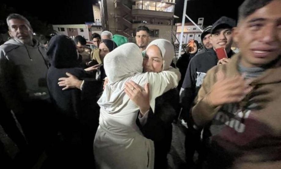 وصول الفوج الـ15 من العائدين عبر معبر رفح إلى غزة ولمّ شملهم بعائلاتهم  