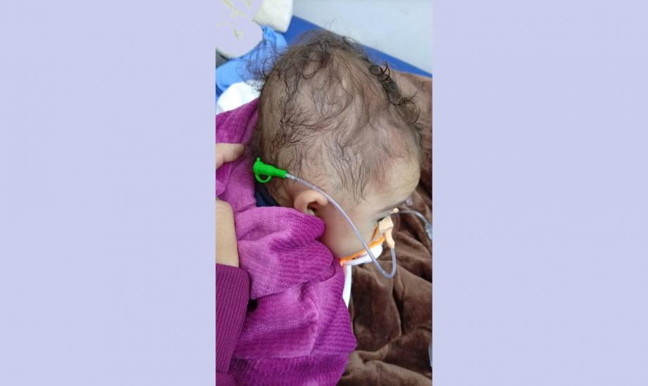 24 ساعة بين الحياة والموت ..  أمّ تودّع رضيعتها بعد رحلة علاج مؤجَّل 