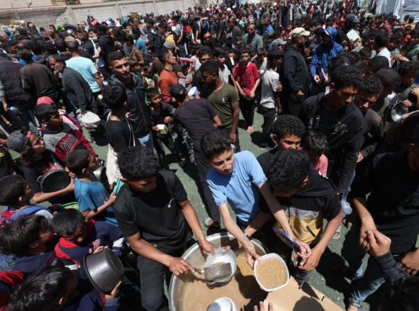 لهيب الجوع: سكان غزة يحرقون نفايات سامة للبقاء على قيد الحياة  