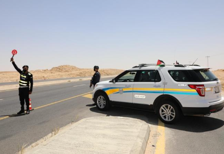 ضبط مركبة تسير بسرعة 198 كم/ س على الطريق الصحراوي