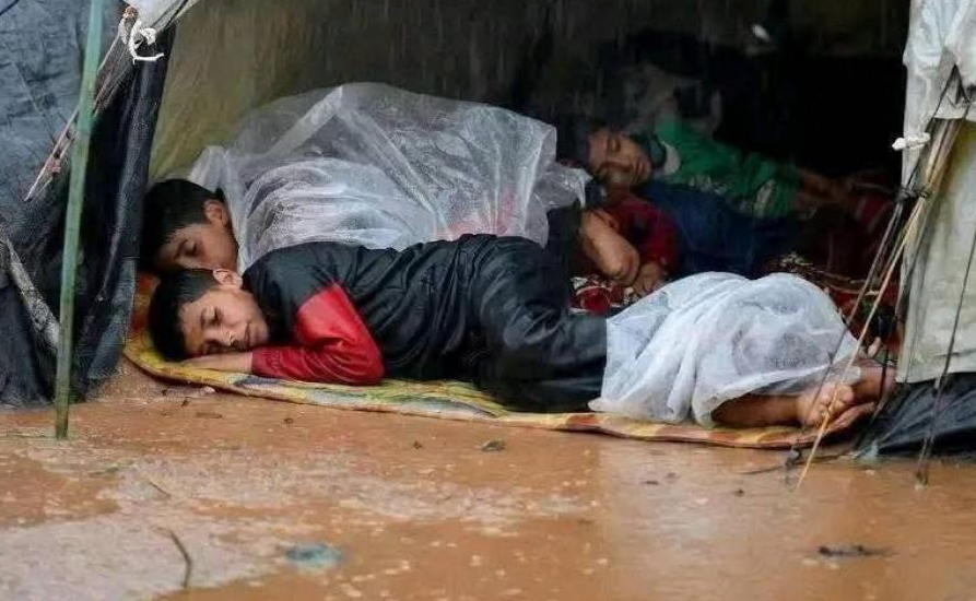 الدفاع المدني: تلقينا أكثر من ألف مناشدة عقب غرق خيام النَّازحين بغزَّة