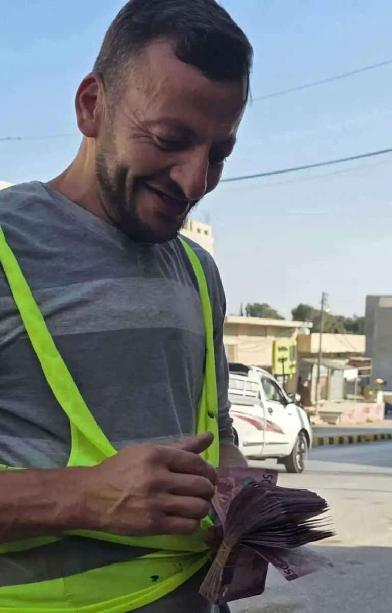 عامل وطن يعيد 6 آلاف دينار عثر عليها في الكرك ويرفض المكافأة