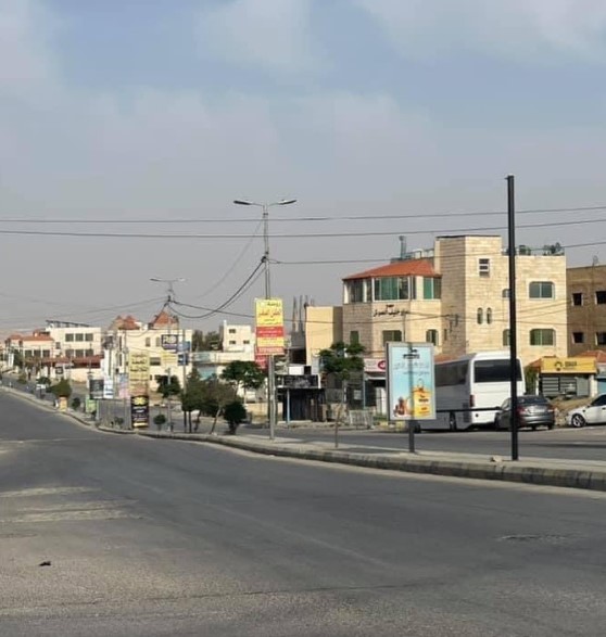 مواطنون في الزرقاء يطالبون بتزفيت الشوارع ومعالجة المطبات العشوائية والمناهل الهابطة