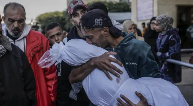 5 شهداء بينهم طفلان بقصف الاحتلال منزلا في مخيم النصيرات