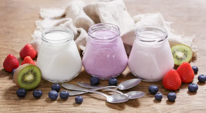 الزبادي اليوناني مقابل العادي ..  أيهما أكثر فائدة؟