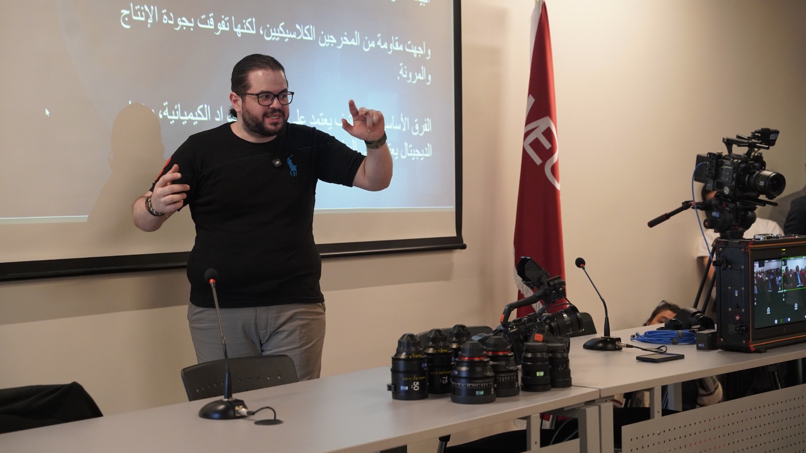 طلبة "إعلام الشرق الأوسط" يتفاعلون مع المخرج رأفت الطباخي في ورشة حول السينما الرقمية