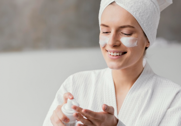 5 أخطاء ينصح الأطباء بتجنبها عند غسل الوجه