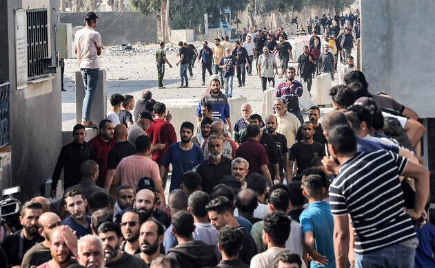 الكشف عن جمعية غامضة أخرجت مئات الغزيين من القطاع